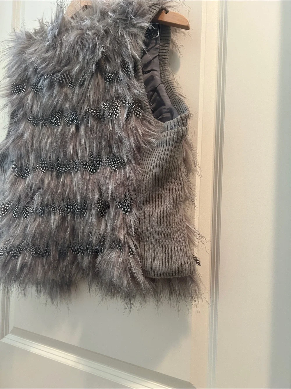 Blanc Noir Faux Fur open Vest Feather Accents w/ knit ribbed panels size L grey